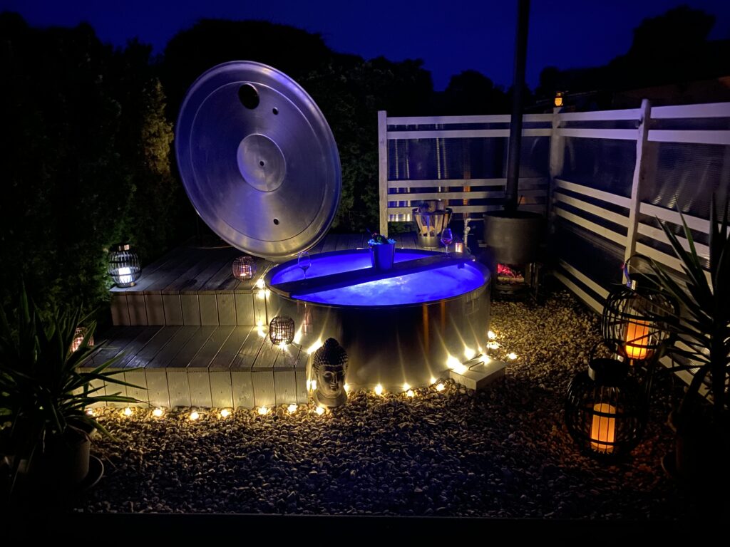 DIY Whirlpool Milchtank bei Nacht – beleuchteter Edelstahl-Whirlpool mit LED-Farbwechsel im Garten