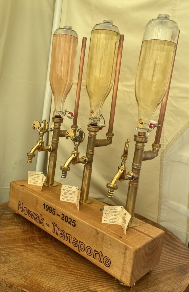 Edler Schnapsständer für drei Flaschen – aus Messingverschraubungen auf altem Holzbalken handgefertigt – DIY Upcycling Projekt von MachNeuWerkstatt