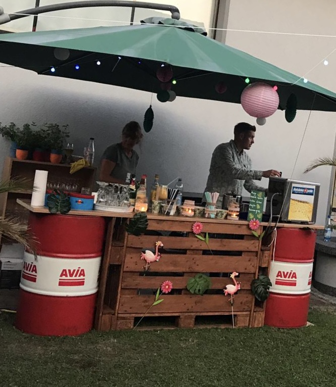 Bar aus zwei recycelten Öl-Fässern und Paletten – DIY-Upcycling-Projekt mit rustikalem Industrie-Look für Garten oder Werkstat