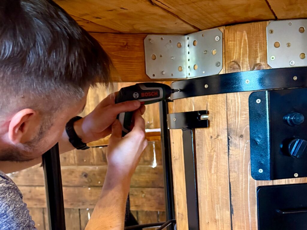Bosch IXO 7 im Einsatz bei einem Upcycling-Projekt festschrauben von Metallbeschlägen.