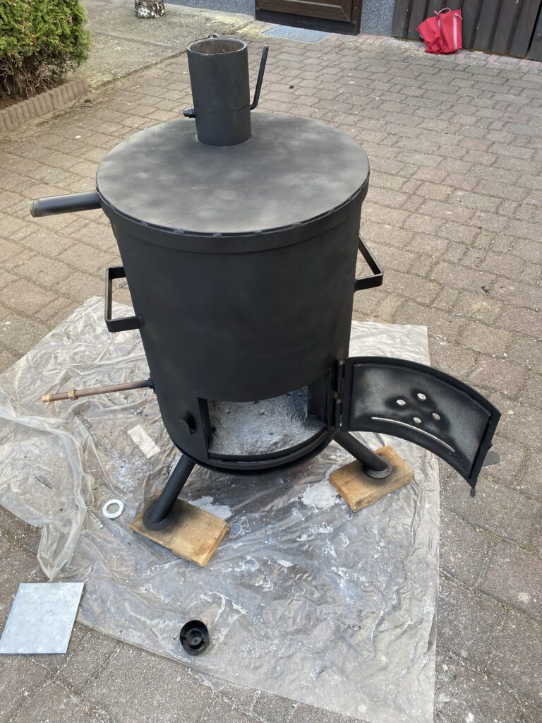 Selbstgebauter Holzofen zum Aufheizen vom DIY Whirlpool Milchtank – Poolofen mit Holzfeuerung im Einsatz