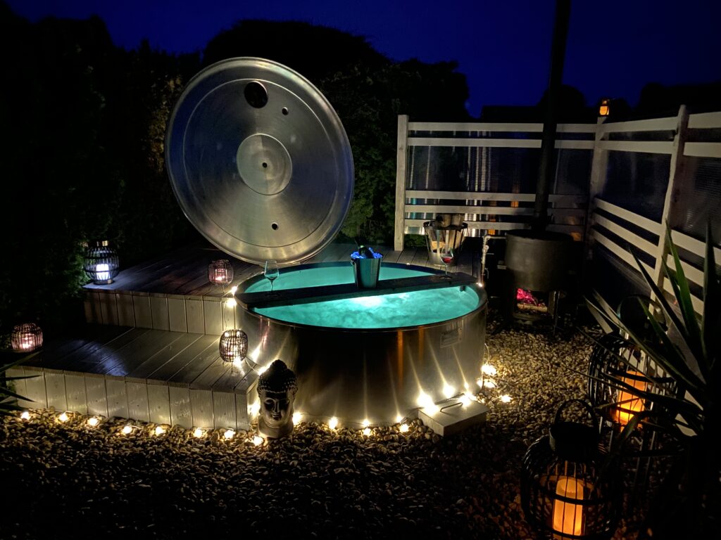 DIY Whirlpool Milchtank bei Nacht – beleuchteter Edelstahl-Whirlpool mit LED-Farbwechsel im Garten