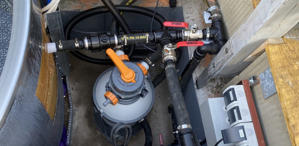 Kompakte Filteranlage am DIY Whirlpool Milchtank – Sandfilter mit Filterbällen für klares Wasser