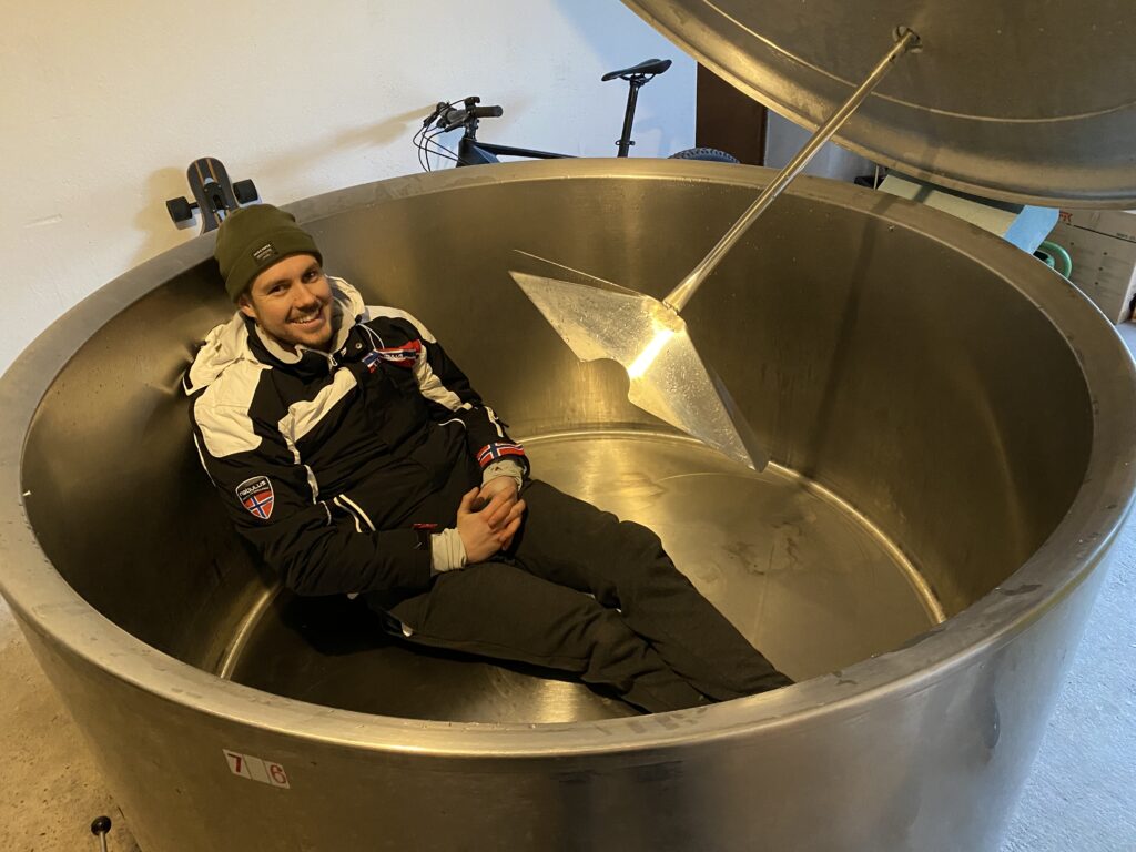 Ich sitze im DIY Whirlpool Milchtank aus Edelstahl – Upcycling-Projekt kurz vor dem ersten Probelauf