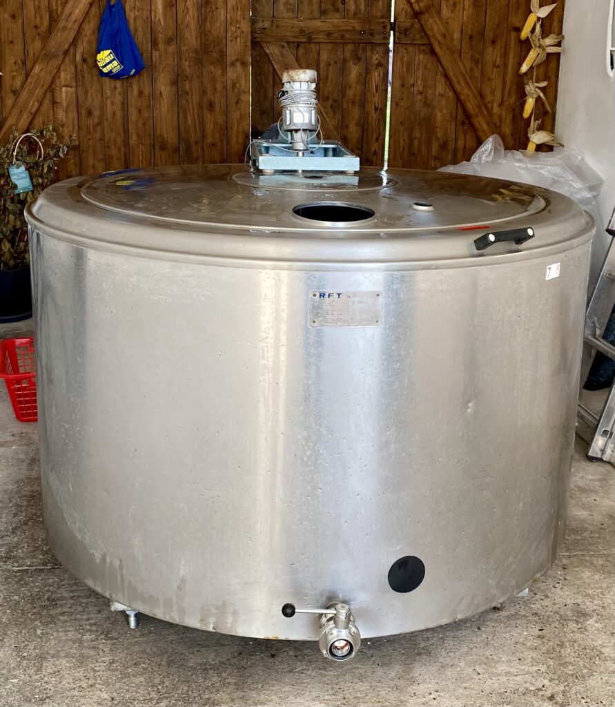 Alter Edelstahl-Milchtank vor dem Umbau zum DIY Whirlpool Milchtank – Upcycling-Ausgangszustand