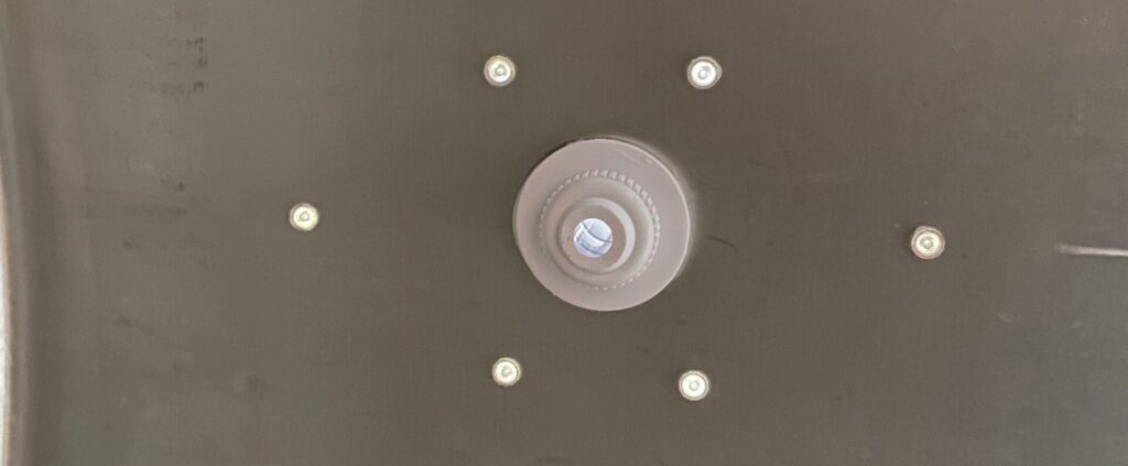 Whirlpool-Düsen am runden Edelstahl-Milchtank – Einbau im DIY Whirlpool Milchtank mit Dichtungen