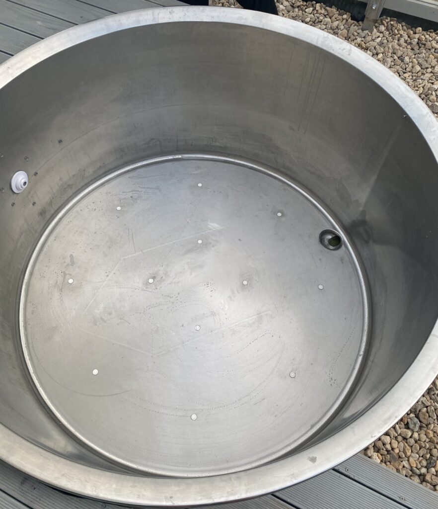 Whirlpool-Düsen am runden Edelstahl-Milchtank – Einbau im DIY Whirlpool Milchtank mit Dichtungen