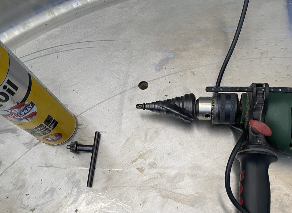 Edelstahl am Milchtank bohren mit Stufenbohrer – Loch für DIY Whirlpool Milchtank wird vorbereitet