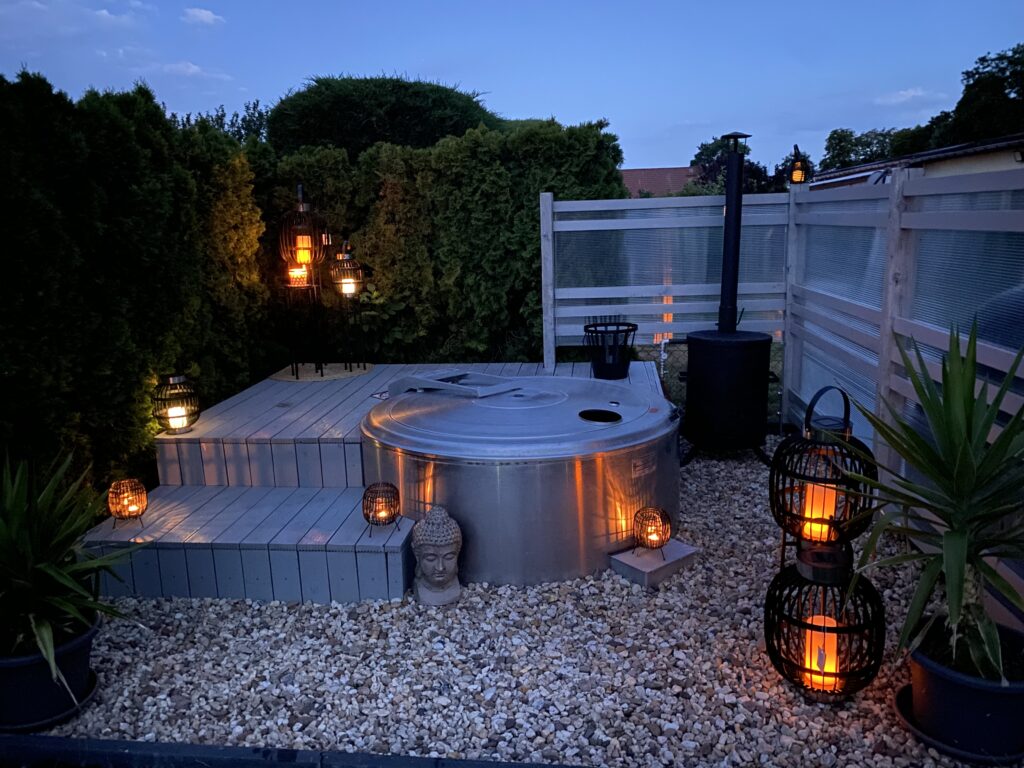 Fertiger luxuriöser DIY Whirlpool Milchtank aus Edelstahl mit LED-Beleuchtung – Upcycling-Ergebnis