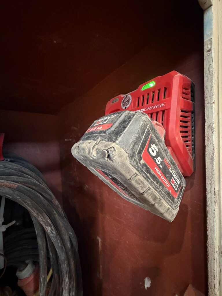 Milwaukee M18 5,5 Ah High Output Akku am Rapid Charger im Werkzeugspind