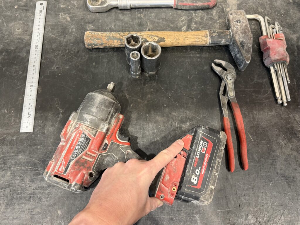 Milwaukee M18 ONEFHIWF12 Schlagschrauber mit 8 Ah Akku und Akkuaufnahme im Praxischeck