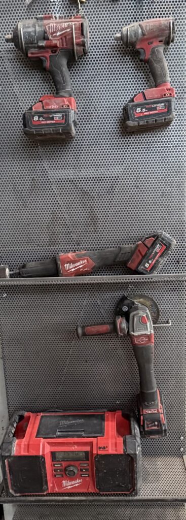 Mein Milwaukee M18 Akku-Setup aus der Zementindustrie: Schlagbohrmaschine mit 4 Ah, Schlagschrauber mit 5,5 Ah und Winkelschleifer mit 8 Ah High Output Akku – erprobt im täglichen Industrieeinsatz.