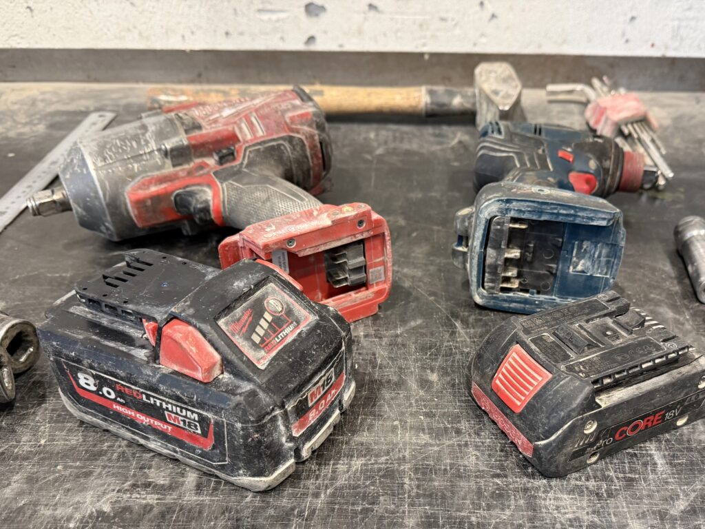 Milwaukee M18 und Bosch ProCORE 18V auf der Werkbank im Werkzeugakku Praxisvergleich 2026