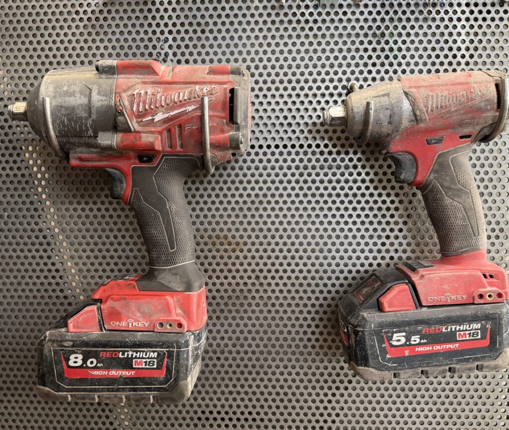 Milwaukee M18 Schlagschrauber mit 8 Ah und 5,5 Ah High Output Akku im Werkzeugschrank – bereit für schwere Schraubarbeiten in der Industrie.