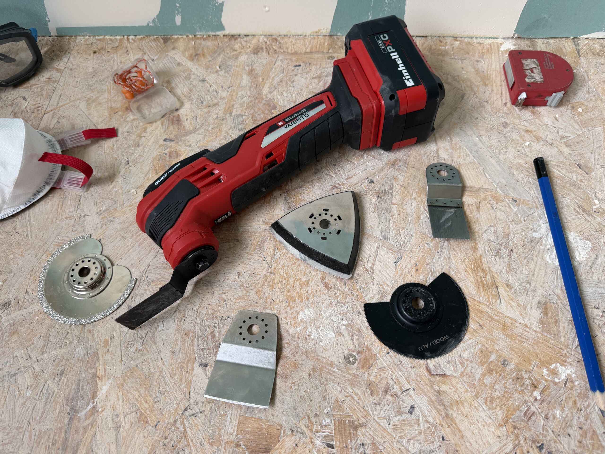 Einhell Varrito 18V mit Zubehör beim Renovieren auf der Baustelle