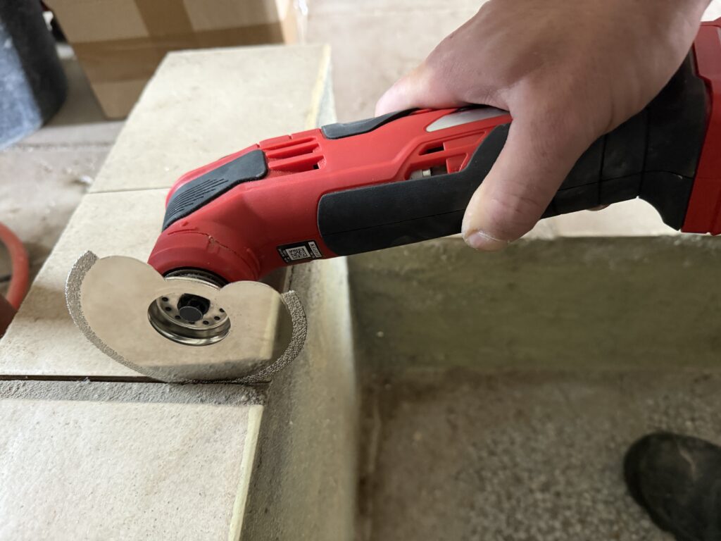 Einhell Varrito Multitool entfernt alte Fliesenfuge mit Diamant-Segmentblatt