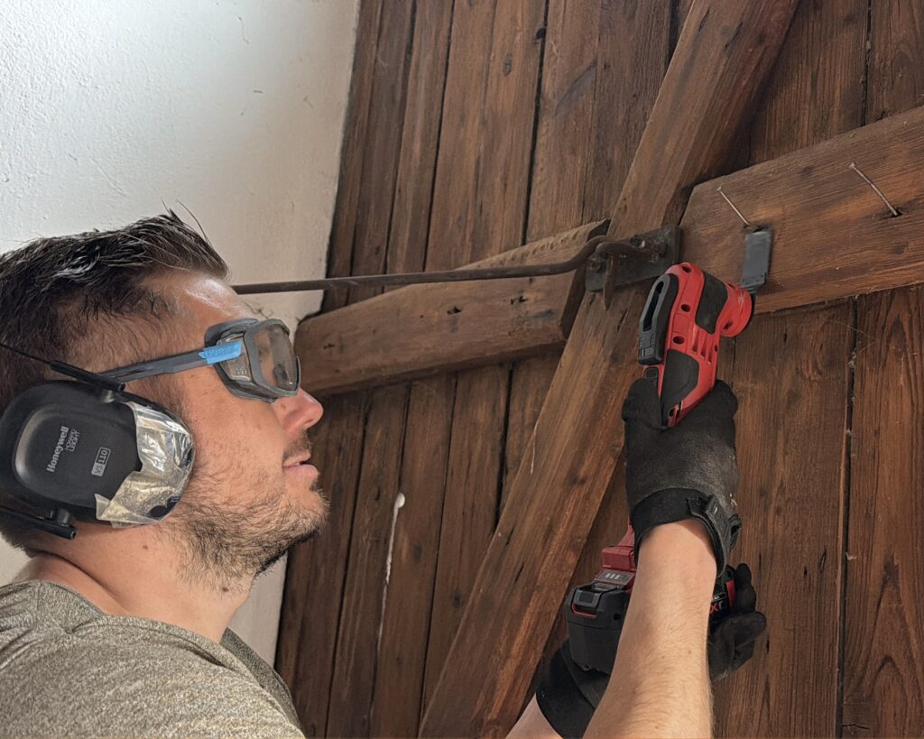 Einhell Varrito Multitool trennt rostige Schraube oder Metall mit Schutzbrille ab