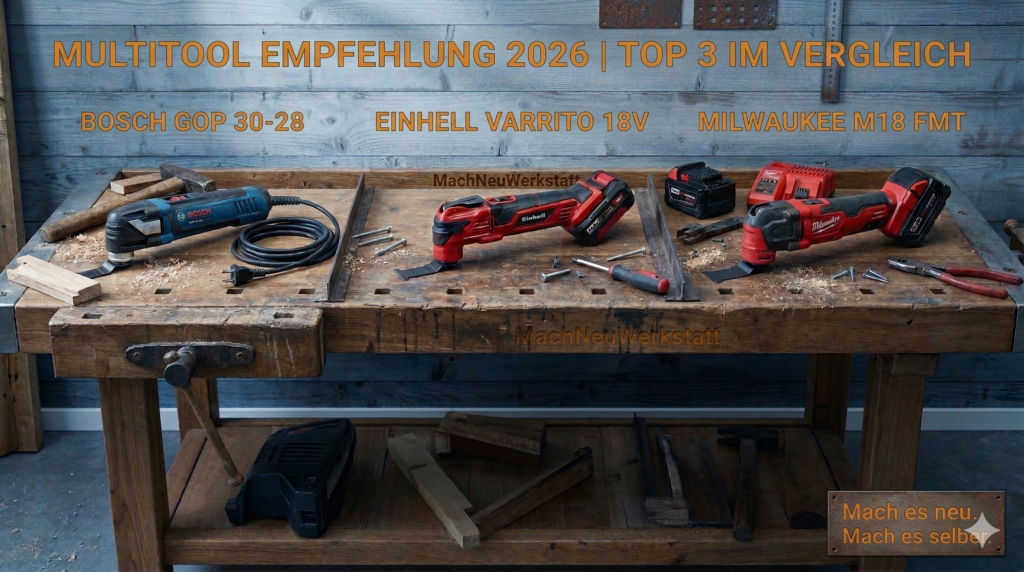 : Ein detaillierter, fotorealistischer Werkbank-Vergleich von drei oszillierenden Multitools (Bosch, Einhell, Milwaukee) auf einer rustikalen Holzwerkbank mit aktualisiertem orangefarbenem MachNeuWerkstatt-Logo