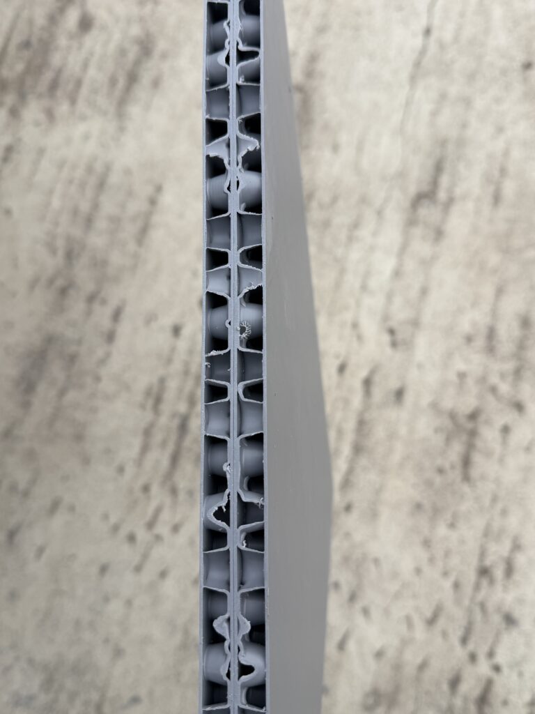 Zwei PVC-Einschalungsplatten werden mit Silikon für den DIY-Fotorahmen verklebt