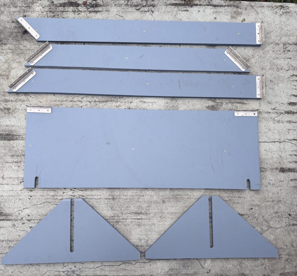 Alle sechs Teile des DIY-Fotorahmens liegen vor dem Zusammenbau bereit