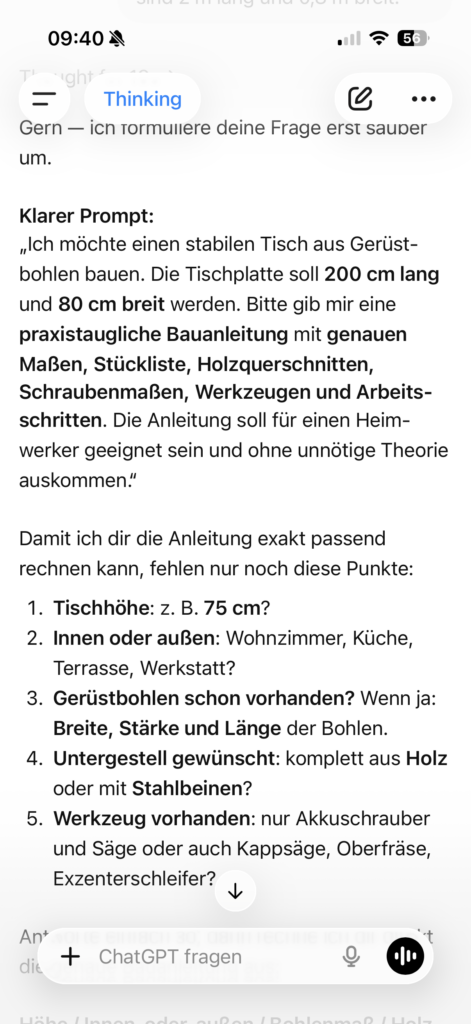 Screenshot der ChatGPT-App mit optimiertem Heimwerker-Prompt für den Bau eines Tisches aus Gerüstbohlen. Die KI formuliert die Anfrage präziser und fragt wichtige Punkte wie Tischhöhe, Einsatzort, Material und vorhandenes Werkzeug nach.