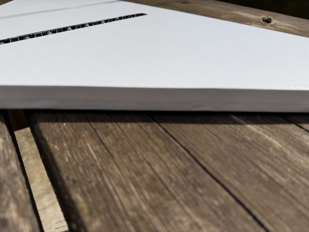 Bedruckte Folie wird mit Rakel auf das PVC-Rahmenteil des DIY-Fotorahmens aufgebracht