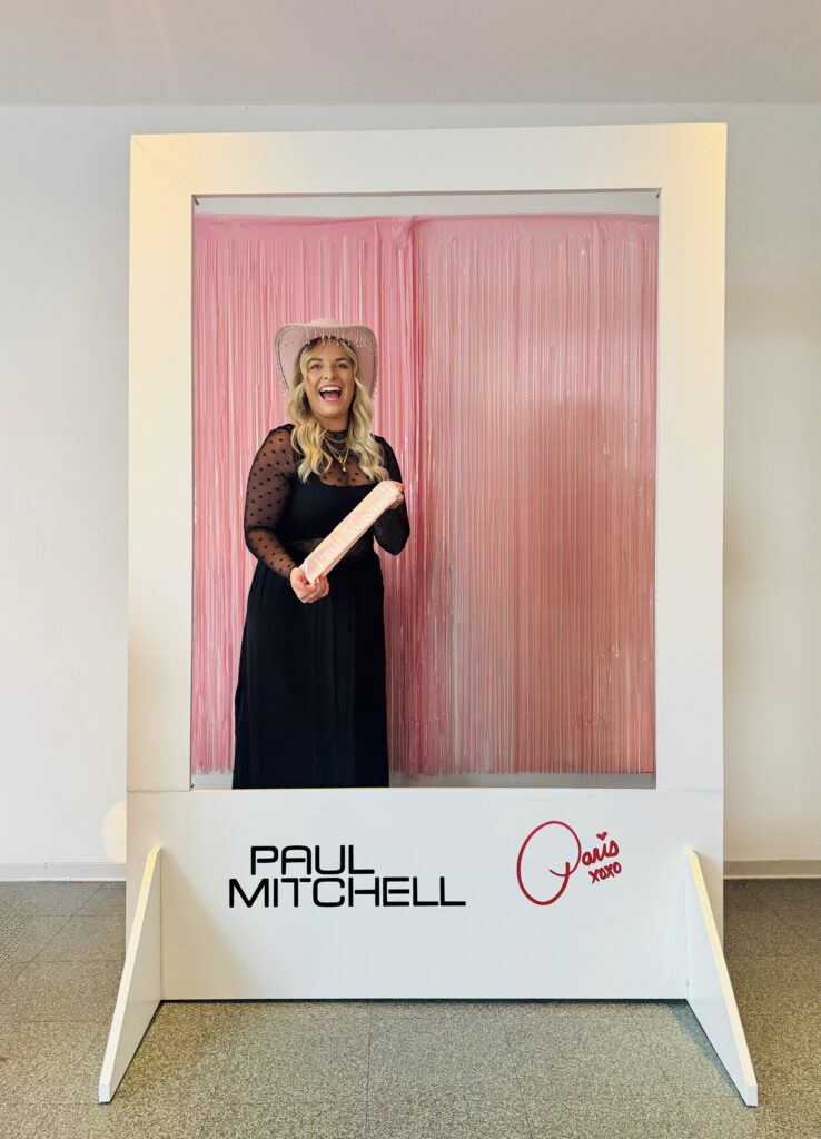 DIY-Fotorahmen für Fotobox im Einsatz auf einem Event mit Gästen und Hintergrund