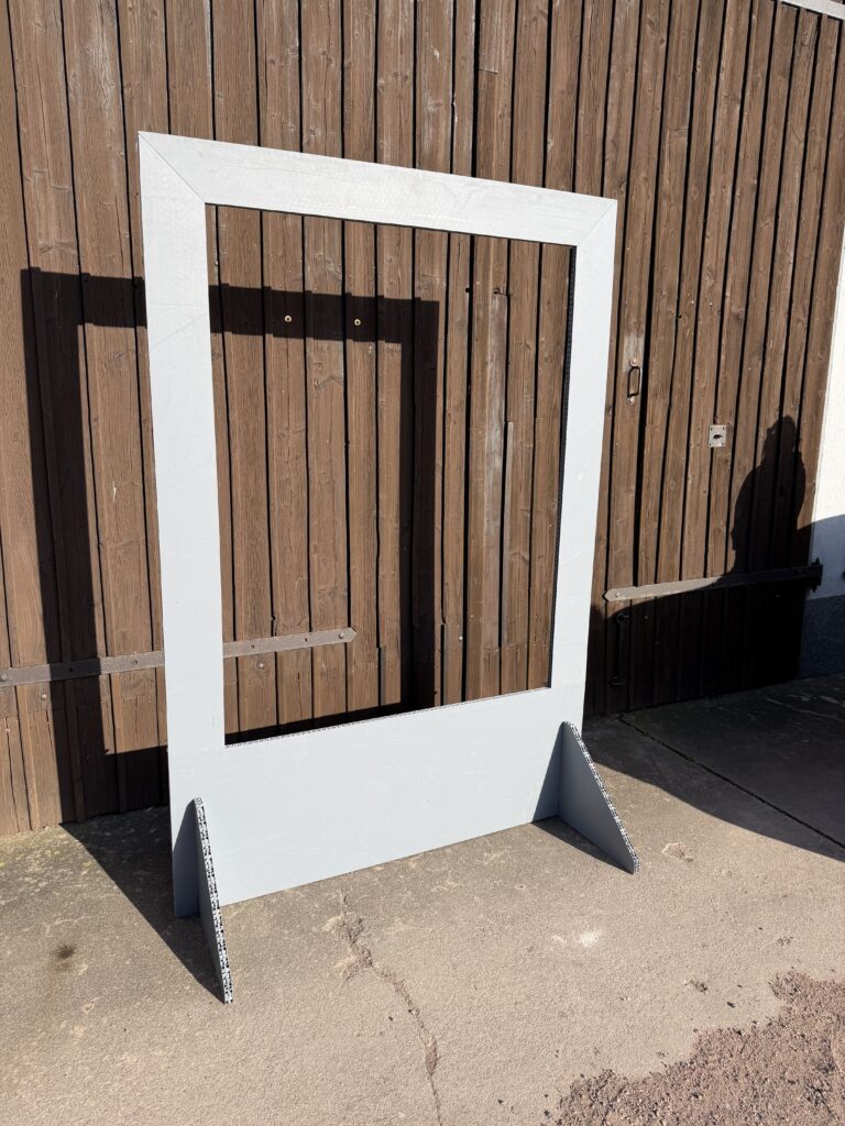 Zusammengebauter Fotorahmen-Rohbau aus PVC freistehend ohne Folie