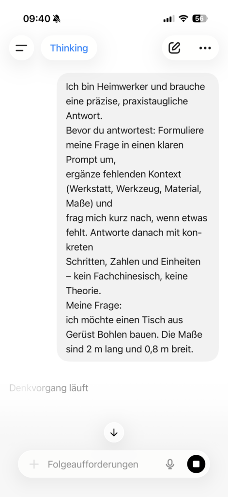 Screenshot der ChatGPT-App mit einem Heimwerker-Prompt für eine präzise, praxistaugliche DIY-Antwort. Gezeigt wird die Eingabe für den Bau eines Tisches aus Gerüstbohlen mit klaren Vorgaben zu Maßen, Material, Werkzeug und Arbeitsschritten.