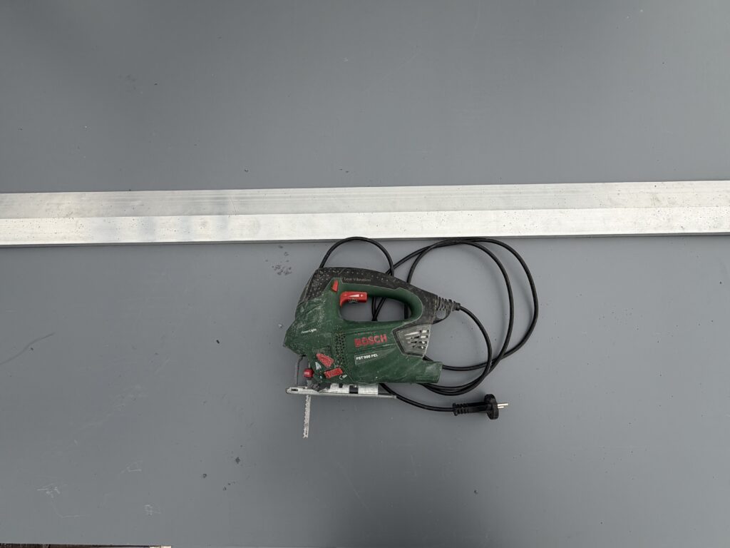 PVC-Platte wird mit Stichsäge und Führungsschiene für den DIY-Fotorahmen zugeschnitten