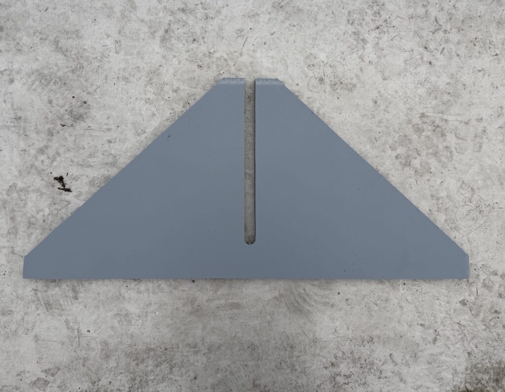 Standfuß-Rohling mit angezeichneten Schnittlinien für die Trapezform des DIY-Fotorahmens