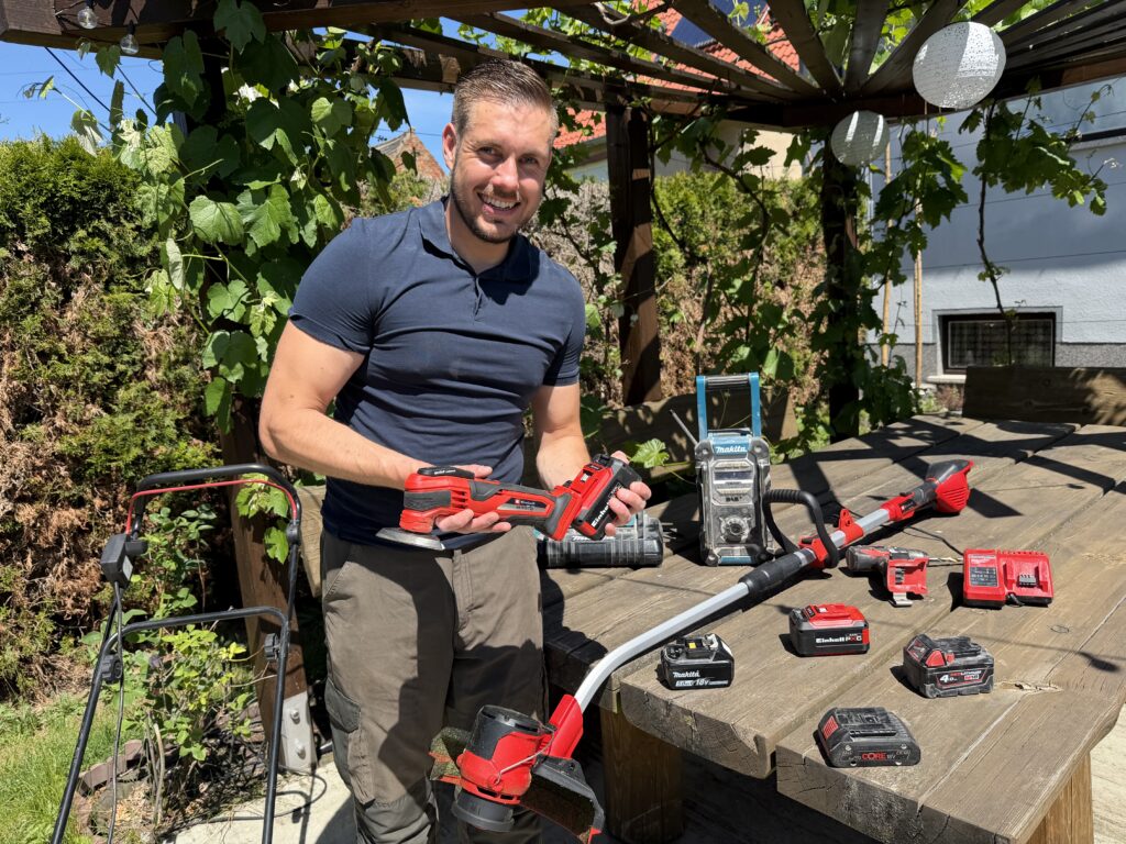 Industriemechaniker mit Einhell Power X-Change Akku und Varrito-Multitool im Garten