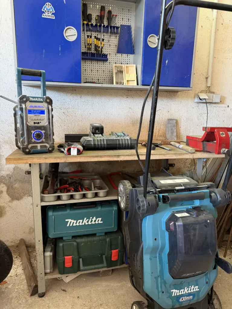 Makita 18V Akku-System mit Radio, Ladegerät und 430-mm-Rasenmäher