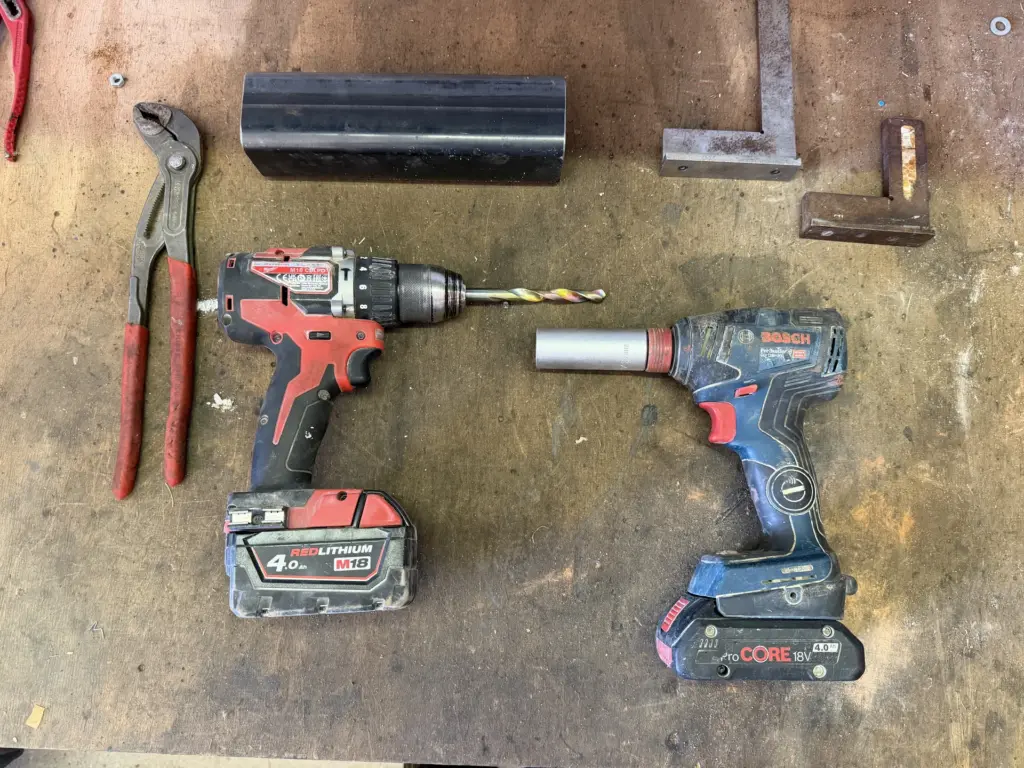 Milwaukee M18 und Bosch ProCORE Schrauber in Top-down-Ansicht für den Akku-System-Vergleich