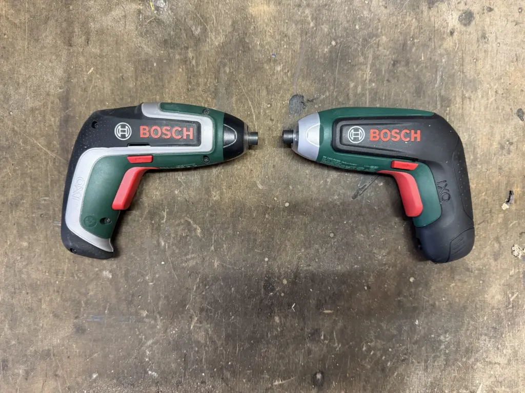 Bosch IXO 7 und IXO 8 im Vergleich – oben der IXO 7 mit hellgrauem Griff, unten der IXO 8 mit schwarzem Griff
