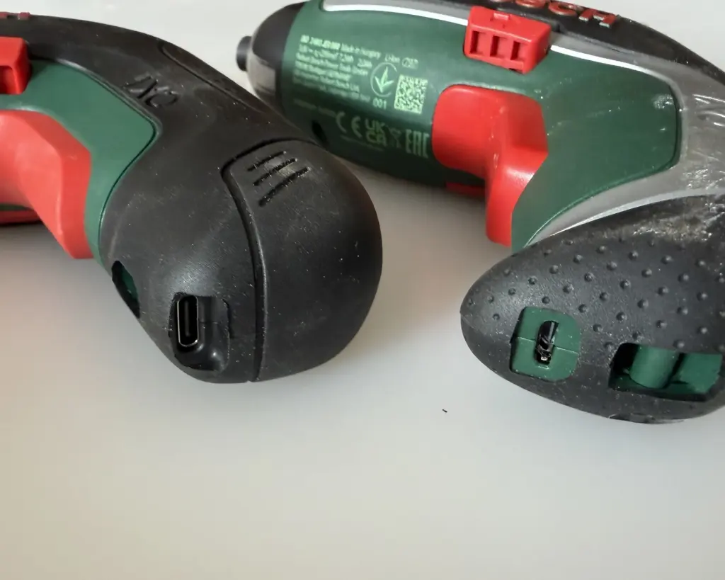 Ladeanschlüsse im Vergleich: USB-C am Bosch IXO 8 neben Micro-USB am IXO 7 in der Detailaufnahme