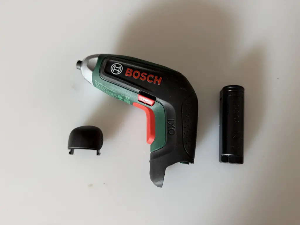 Bosch IXO 8 mit herausgenommenem BA 4V Wechselakku und abgenommener Endkappe auf der Werkbank