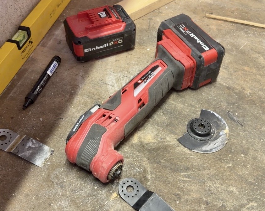 Einhell Varrito 18V mit Zubehör auf der Werkbank im Praxistest