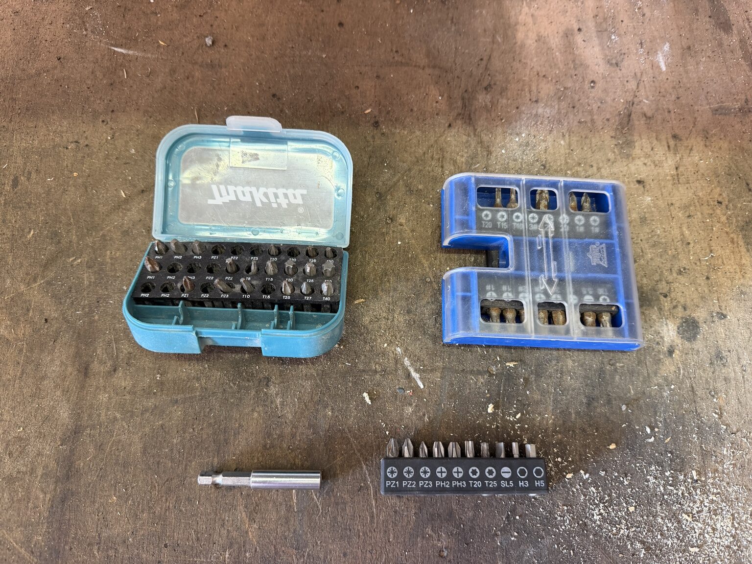 Mehrere gebrauchte Bit-Sets mit fehlenden Bits neben einer magnetischen Bithalter-Verlängerung