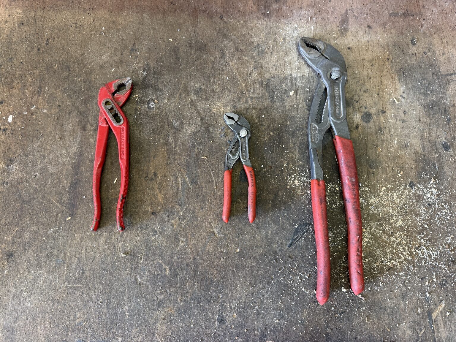 Knipex Cobra im Vergleich mit einer günstigen Wasserpumpenzange auf der Werkbank