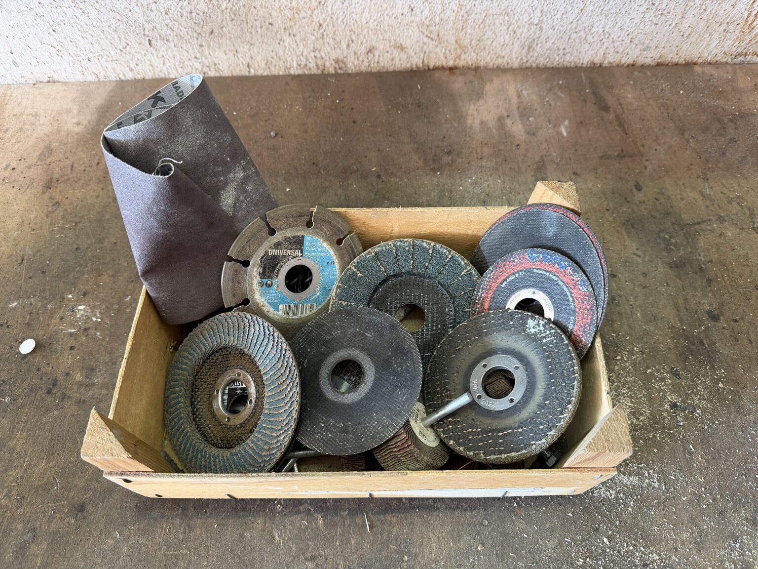 Verbrauchte Trennscheiben und Schleifpapier als typisches Verbrauchsmaterial in der Werkstatt