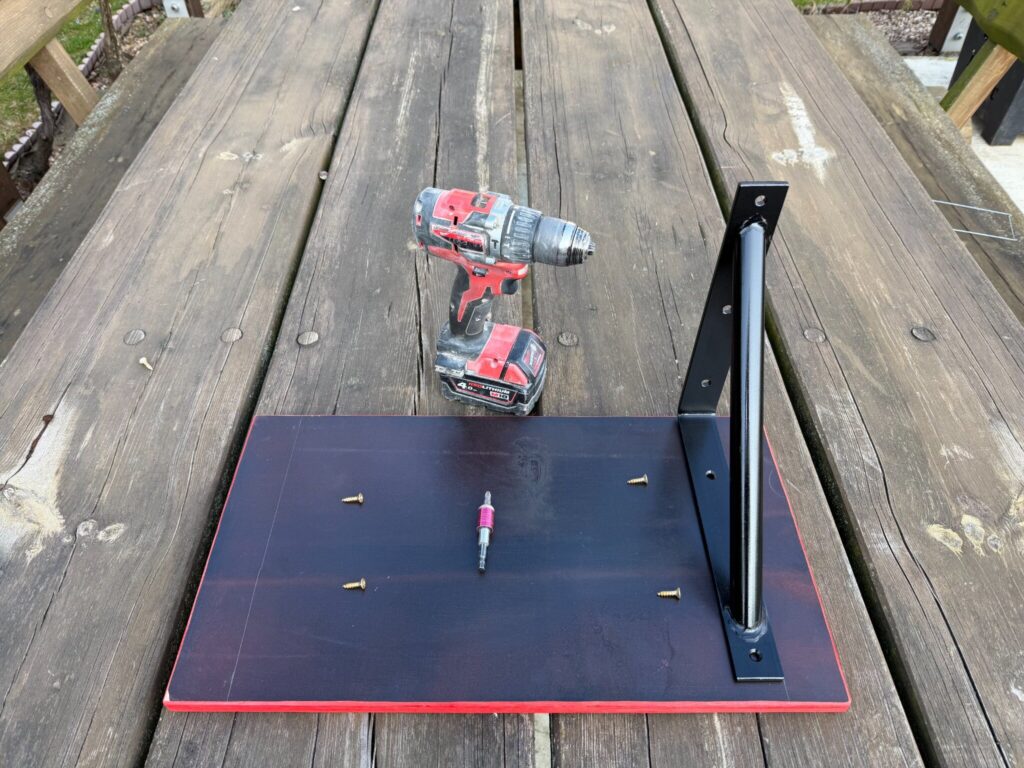 Montage-Setup für das Wandregal mit MDF-Platte, lackiertem Stahlwinkel, Schrauben und Akkuschrauber mit Tiefenstopp-Bit