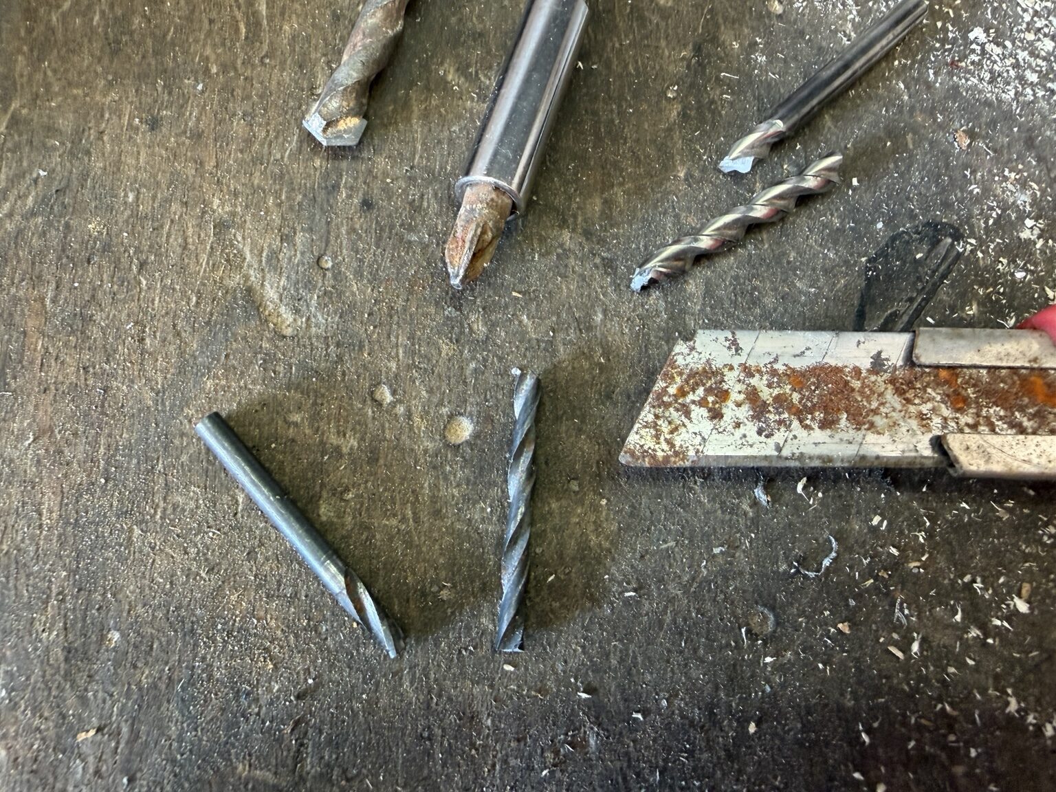 Abgebrochene Metallbohrer und stumpfe Bits als typisches Verschleißmaterial in der Werkstatt