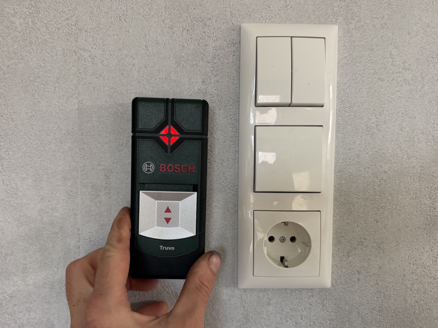 Bosch Truvo mit roter Anzeige an der Wand neben Lichtschaltern und einer Steckdose