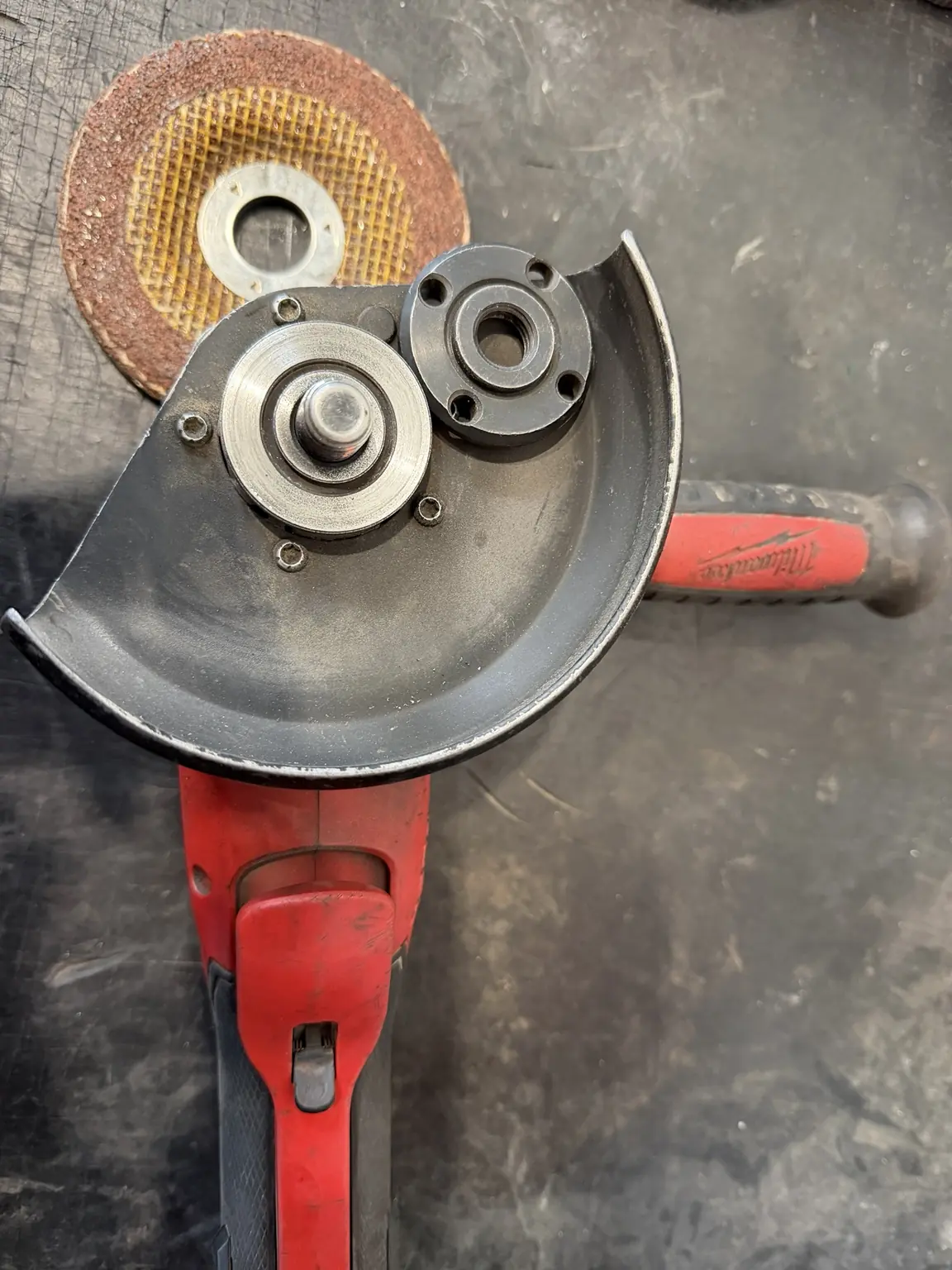 Offene Spindel und Spannmutter am Milwaukee M18 FUEL beim Scheibenwechsel
