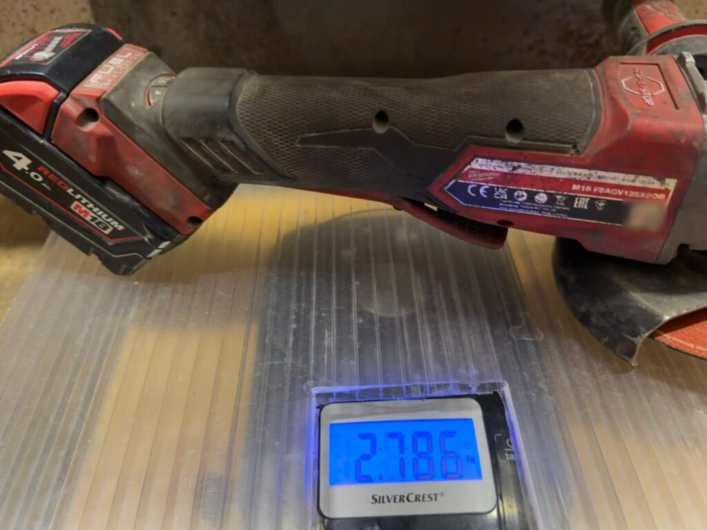 Digitale Küchenwaage zeigt 2,786 kg, darauf die Milwaukee M18 FSAGV125XPDB mit 4,0-Ah-Akku