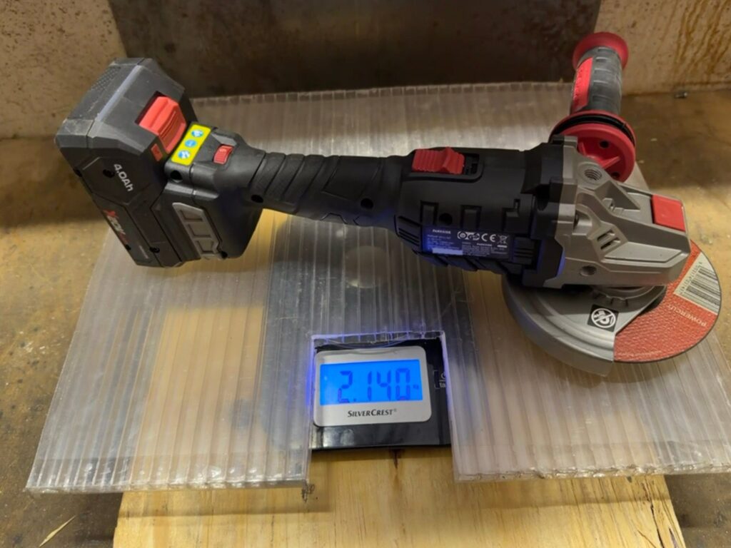 Digitale Küchenwaage zeigt 2,140 kg, darauf die Parkside PWSAP 20-Li G7 mit 4,0-Ah-Akku