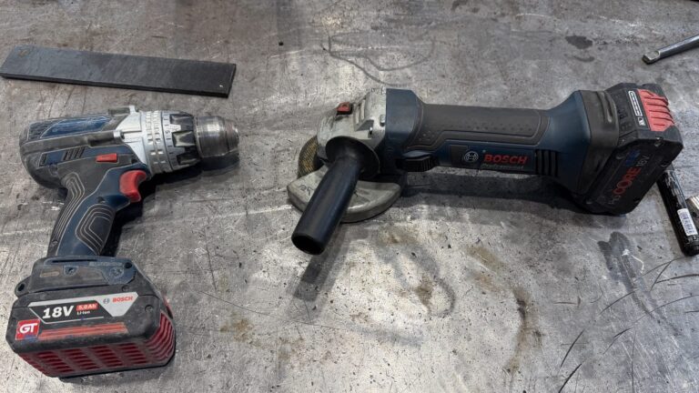 Bosch Professional GSR 18V-110 C und GWS 18-125 V-LI mit 18-V-Akkus auf einem Schweißtisch
